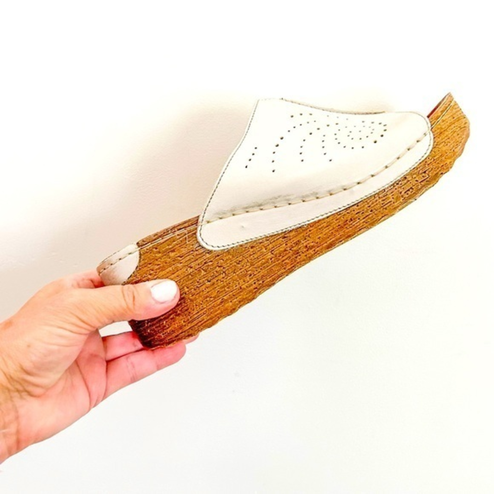 V-Italia Wedge Perf Vita Creamy Beige Leather Metallic Sheen Wedge Sandal‎ Sz 40
